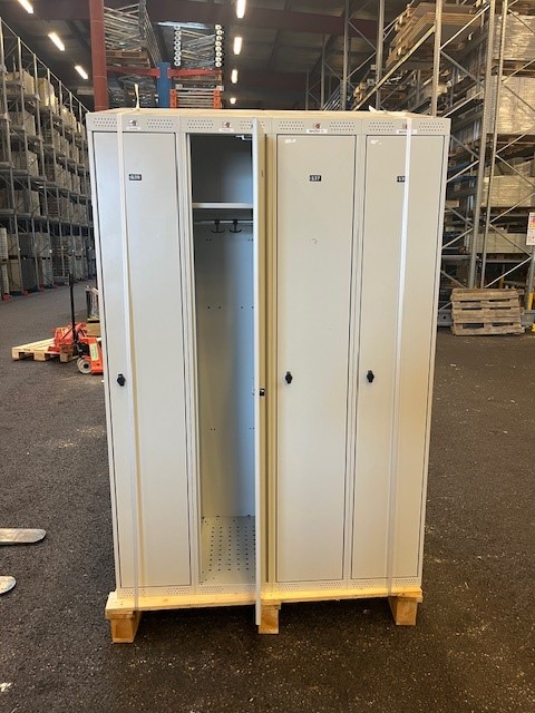 Klädskåp grå dörrar