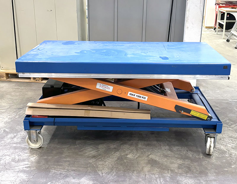 Lyftbord blått bord och orange ben