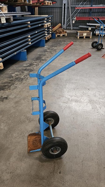 Blå gaskärra med röda handtag